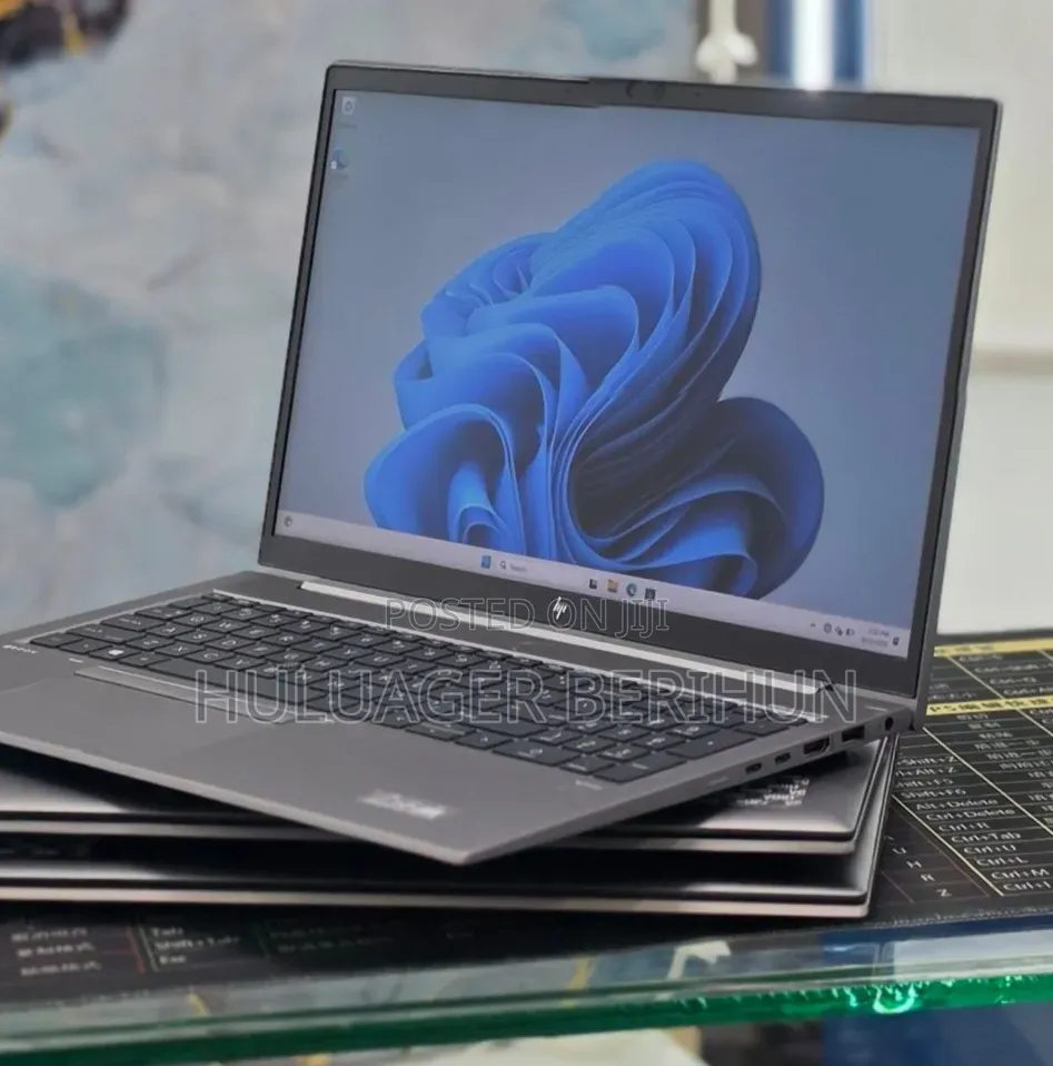 New Laptop HP ZBook Firefly G8 16GB Intel Core i5 SSD 512GB
