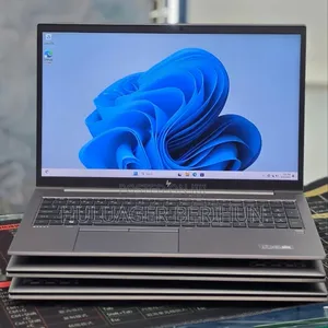 New Laptop HP ZBook Firefly G8 16GB Intel Core i5 SSD 512GB