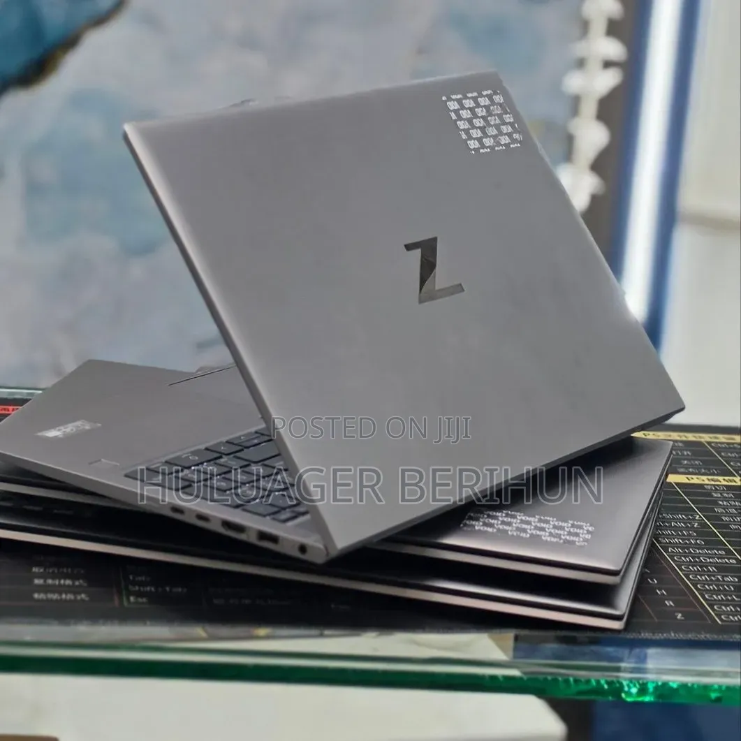New Laptop HP ZBook Firefly G8 16GB Intel Core i5 SSD 512GB