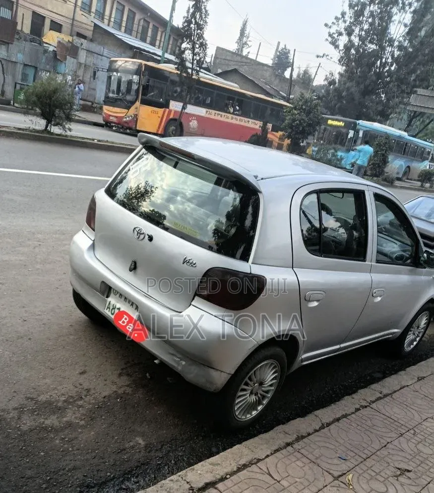 Toyota Vitz 2001 Silver