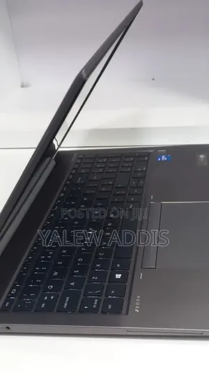 New Laptop HP ZBook Firefly G8 16GB Intel Core i7 SSD 512GB