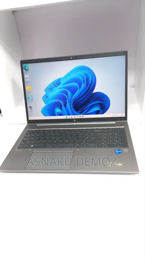 New Laptop HP ZBook Firefly G8 16GB Intel Core i7 SSD 512GB
