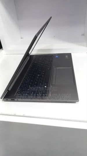 New Laptop HP ZBook Firefly G8 16GB Intel Core i7 SSD 512GB