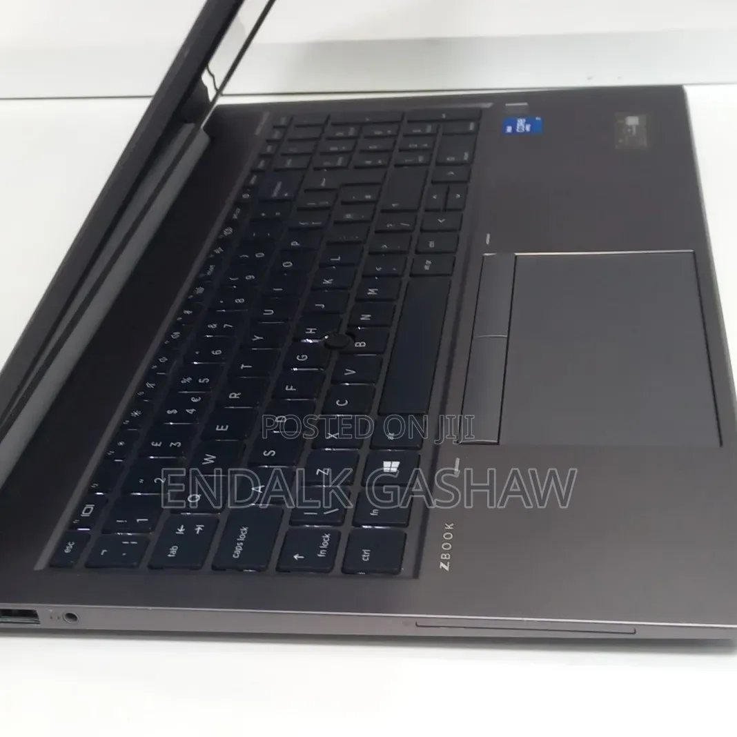 New Laptop HP ZBook Firefly G8 16GB Intel Core i7 SSD 512GB