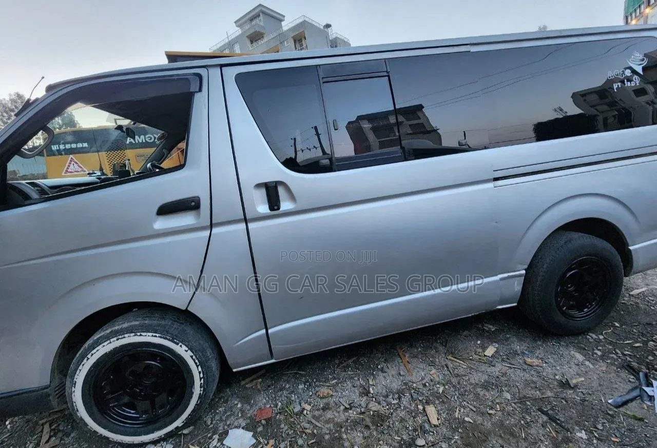 Toyota HiAce 2014 Silver