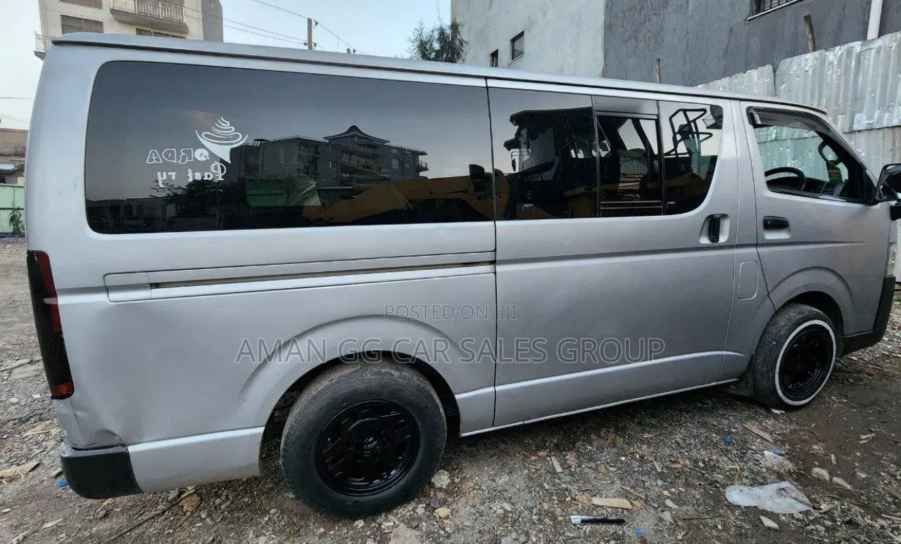 Toyota HiAce 2014 Silver