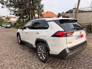Toyota RAV4 2021 White