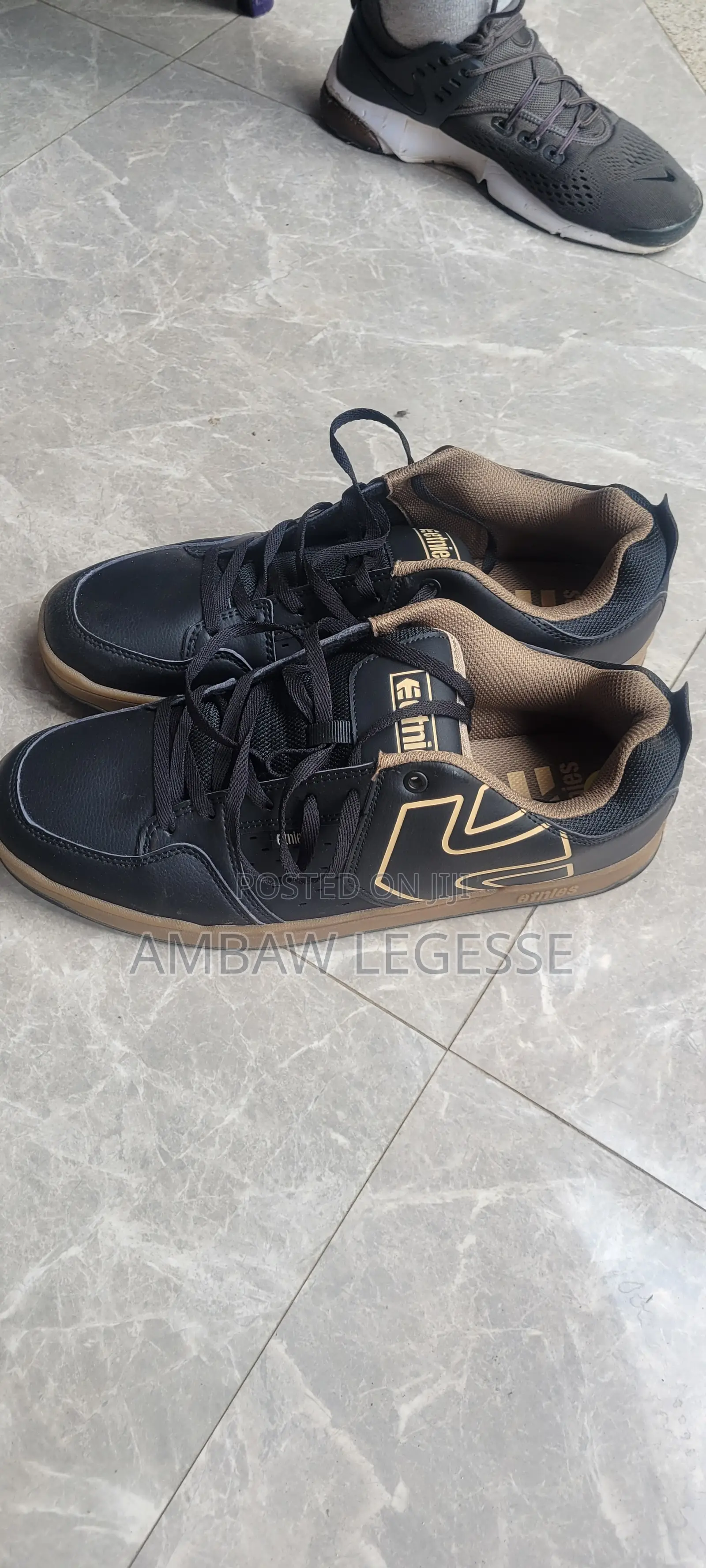 Black Gum Skate-Style Sneakers – Casual Men’s Low-Top Shoes