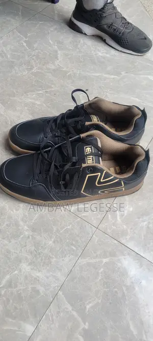 Black Gum Skate-Style Sneakers – Casual Men’s Low-Top Shoes