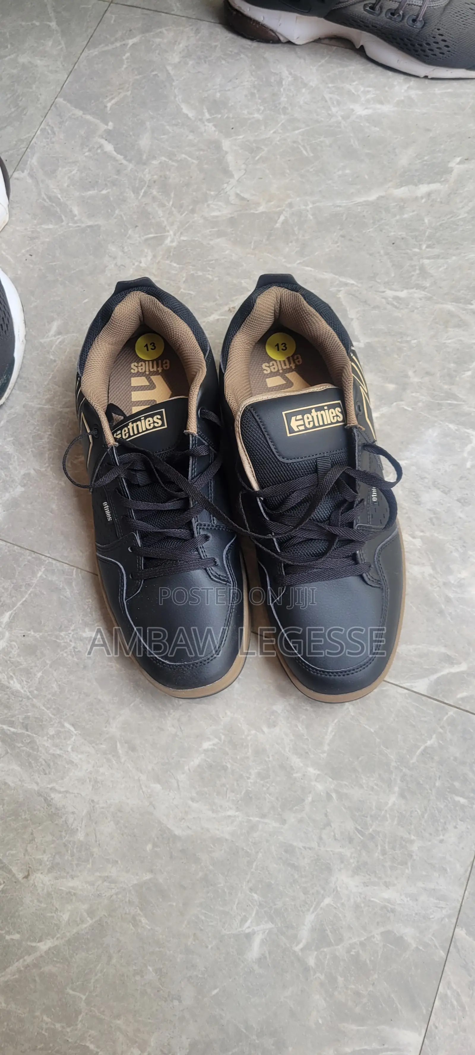 Black Gum Skate-Style Sneakers – Casual Men’s Low-Top Shoes