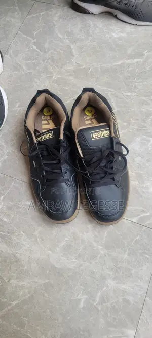 Black Gum Skate-Style Sneakers – Casual Men’s Low-Top Shoes