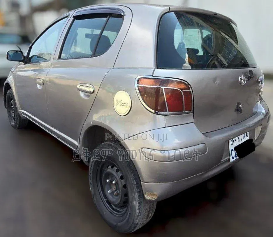 Toyota Vitz 2004 Silver