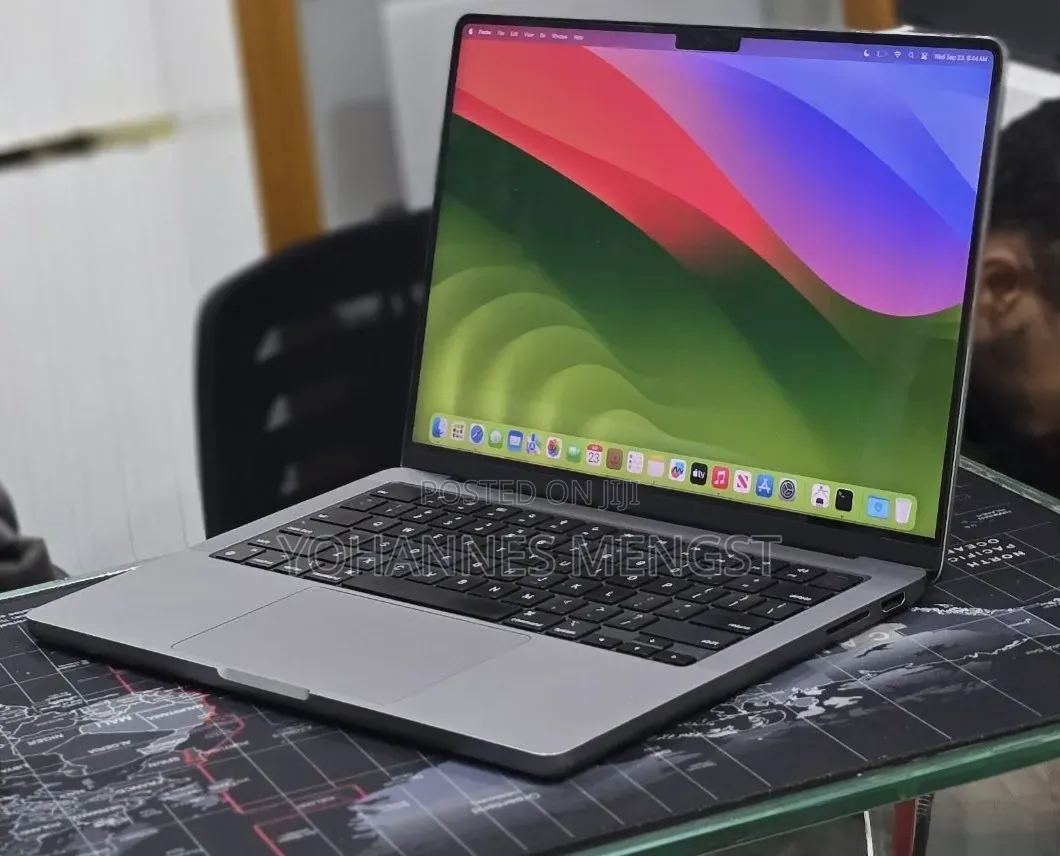 New Laptop Apple MacBook Pro 2023 M3 8GB Apple M3 SSD 512GB