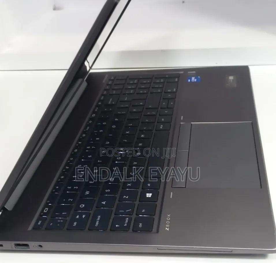 New Laptop HP ZBook Firefly G8 16GB Intel Core i7 SSD 512GB