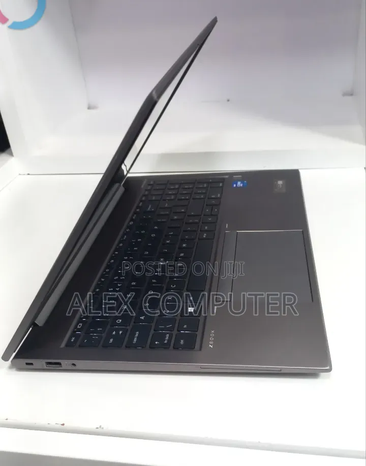 New Laptop HP ZBook Firefly G8 16GB Intel Core i7 SSD 512GB