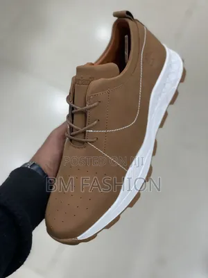 Timberland Low-Top Casual Leather Shoe With White Contrast Stitching