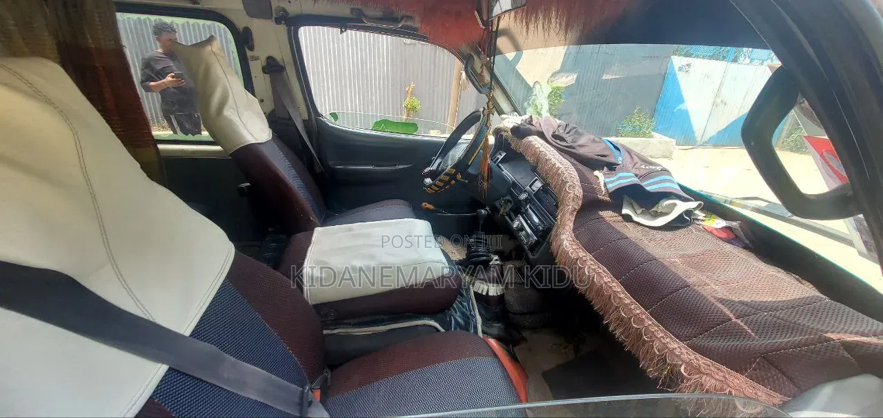 Toyota Hilux 2001 White