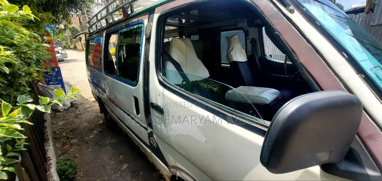 Toyota Hilux 2001 White