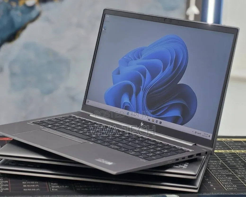 New Laptop HP ZBook Firefly G8 16GB Intel Core i5 SSD 512GB
