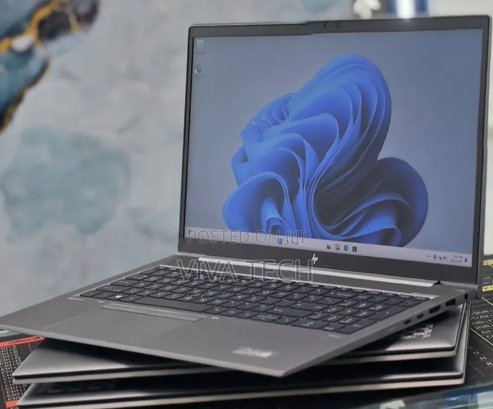 New Laptop HP ZBook Firefly G8 16GB Intel Core i5 SSD 512GB