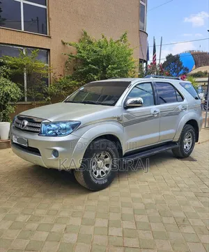 Toyota Fortuner 2.7 AWD 2009 White