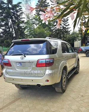 Toyota Fortuner 2.7 AWD 2009 White