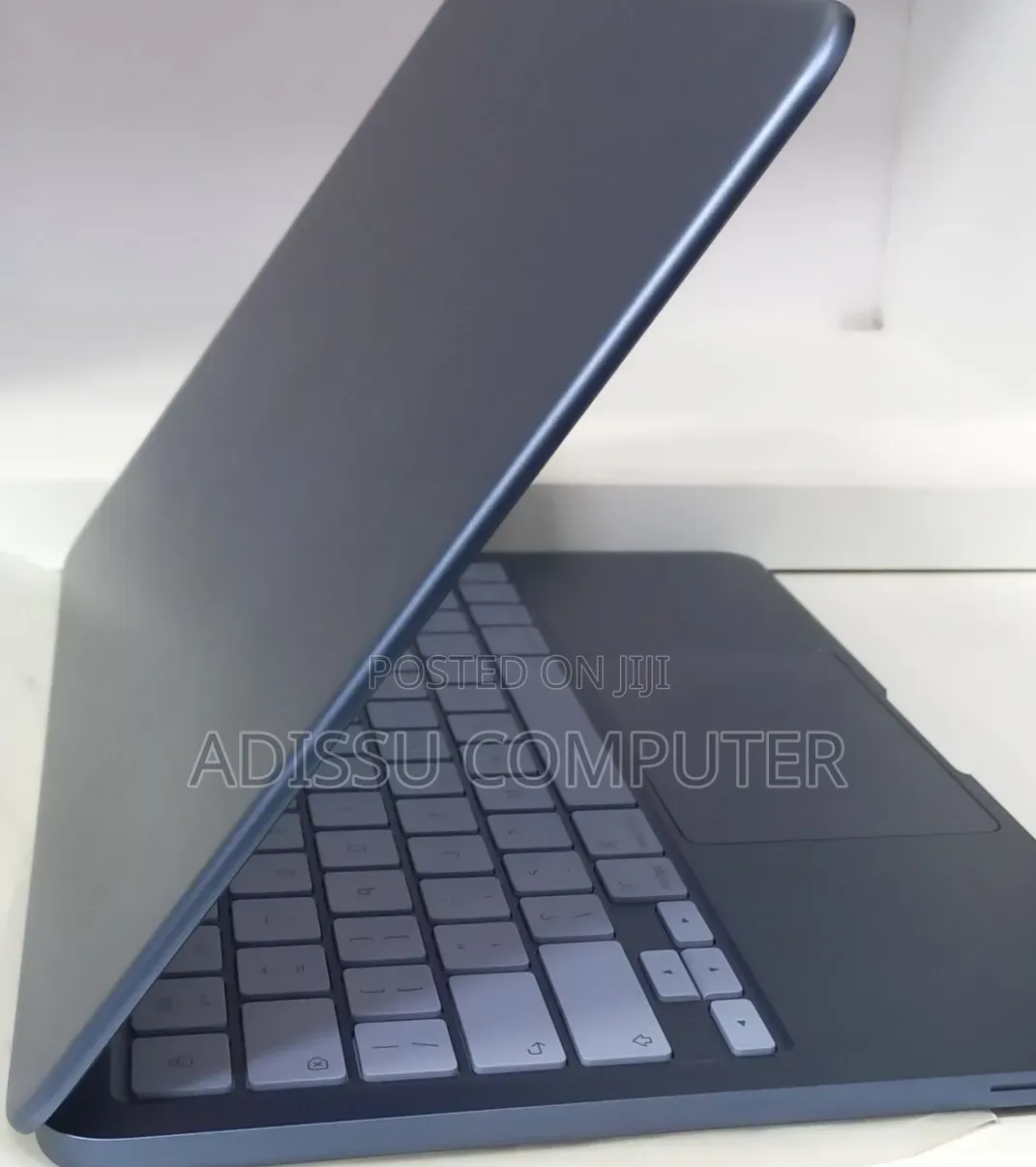 New Laptop Apple MacBook Air 2022 M2 8GB Apple M2 SSD 256GB