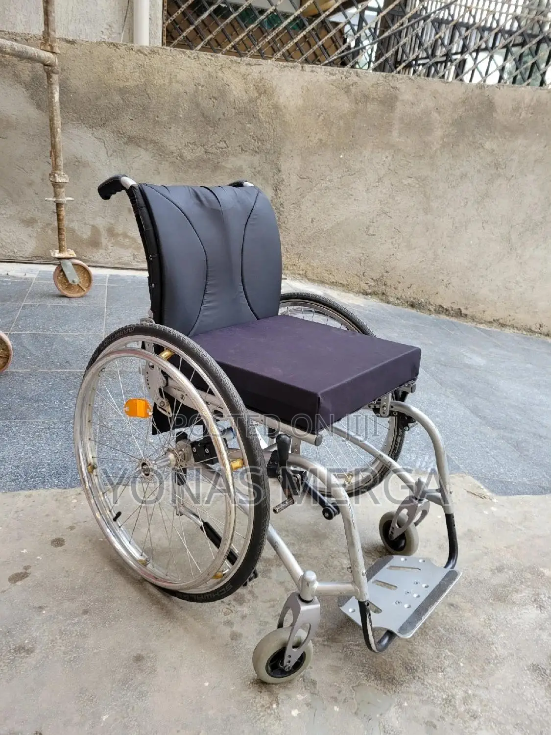 Folding Stronger Wheelchair勿汞wheelchairs湊皿8"puncture Proof Front Tyres