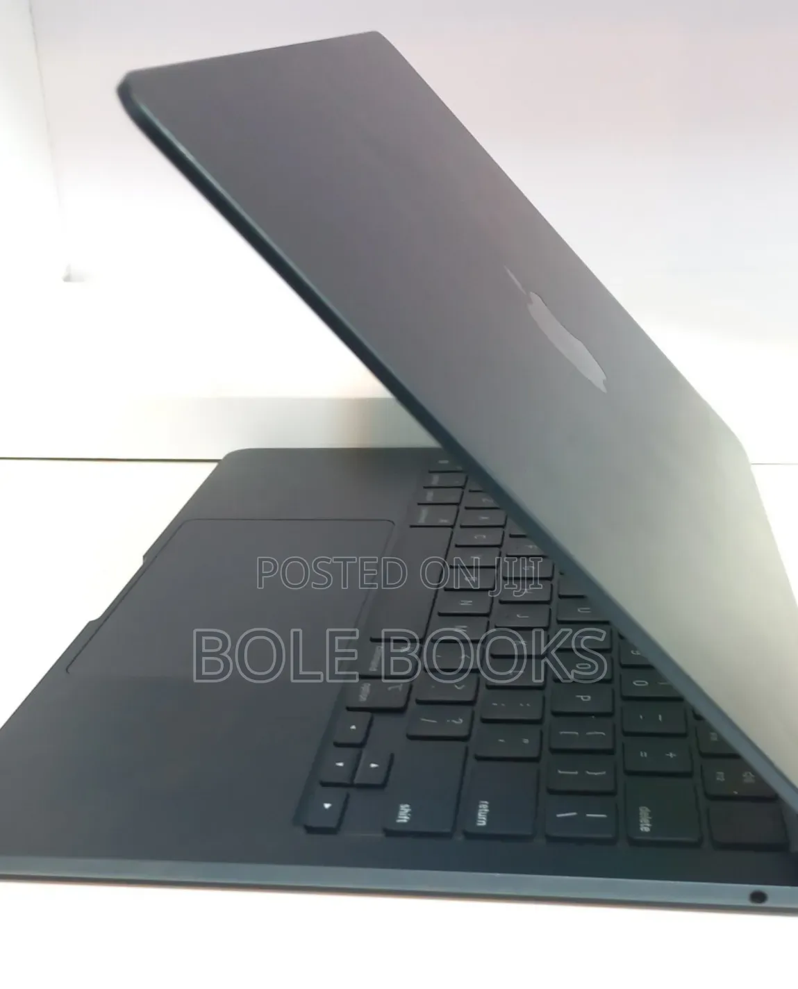 New Laptop Apple MacBook Air 2022 M2 8GB Intel Core i7 SSD 256GB
