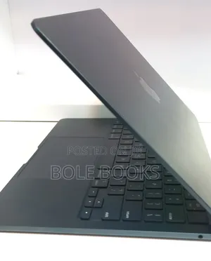 New Laptop Apple MacBook Air 2022 M2 8GB Intel Core i7 SSD 256GB