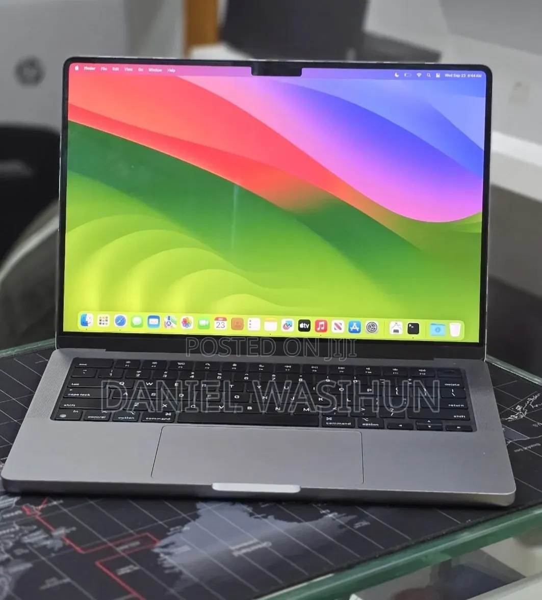 New Laptop Apple MacBook Pro 2024 M3 8GB Apple M3 Pro SSD 512GB