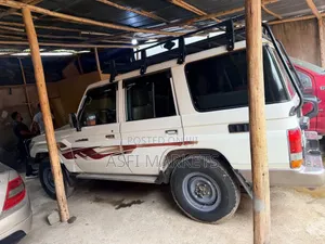 Toyota Land Cruiser 2011 White