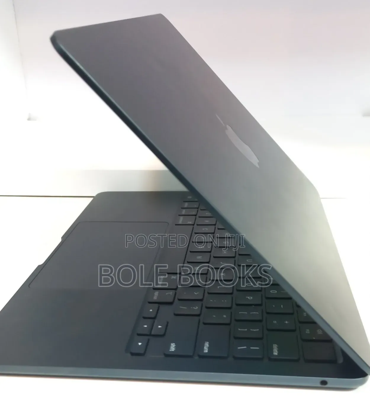 New Laptop Apple MacBook Air 2022 M2 8GB Intel Core i5 SSD 256GB