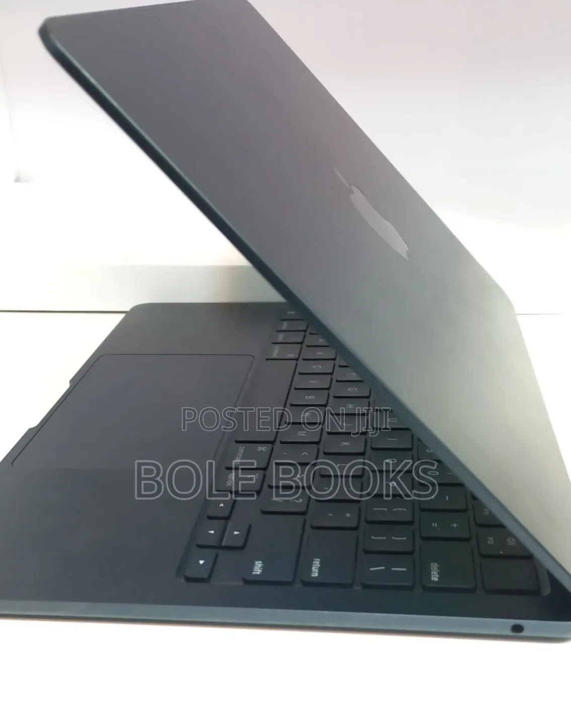 New Laptop Apple MacBook Air 2022 M2 8GB Intel Core i5 SSD 256GB