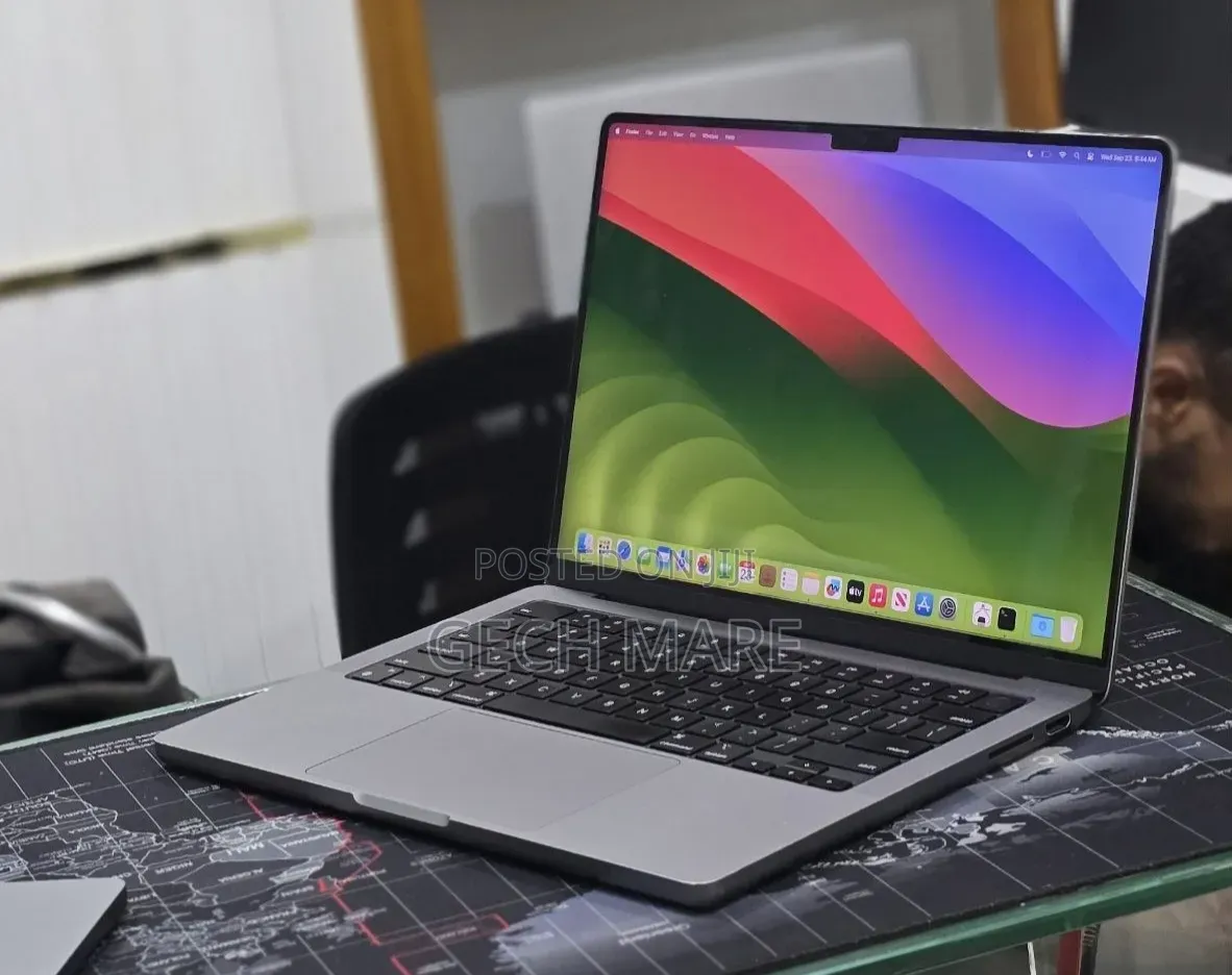 New Laptop Apple MacBook Pro 2023 M3 8GB Apple M3 Pro SSD 512GB