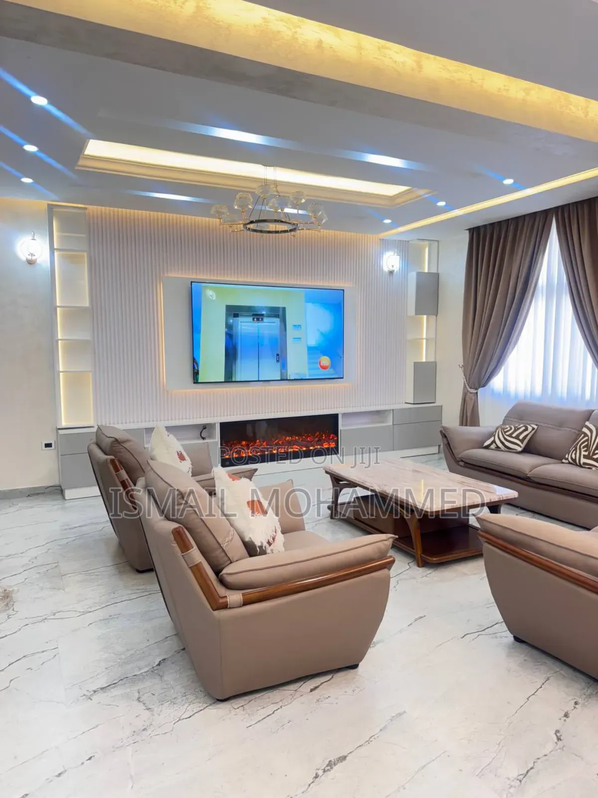 በካሬ ሜትር (በልክ) ለሚሰሩ የቲቪ ስታንዶች (Custom Wall Unit TV Stands)