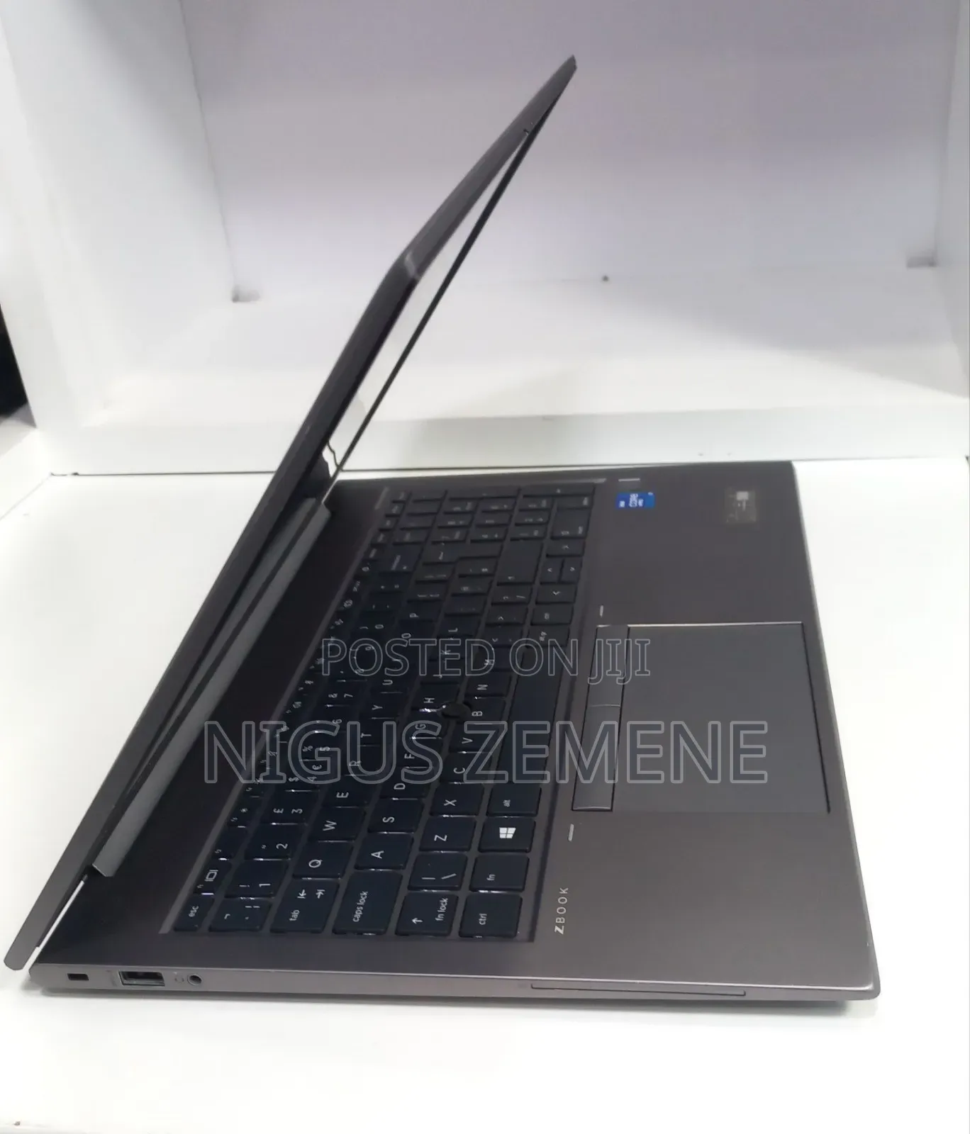New Laptop HP ZBook Firefly G8 16GB Intel Core i7 SSD 512GB