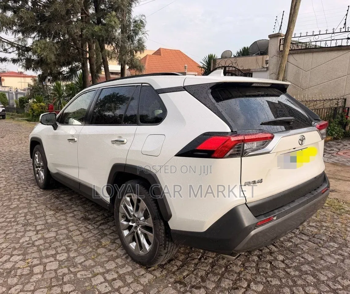 Toyota RAV4 2021 White