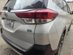 Toyota Rush 2023 Silver