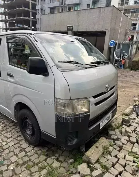 Toyota HiAce 2016 Silver