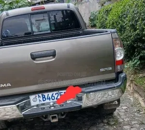 Toyota Tacoma 2015 Gold