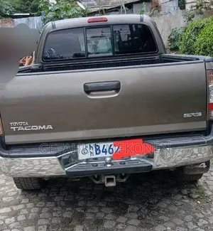 Toyota Tacoma 2015 Gold