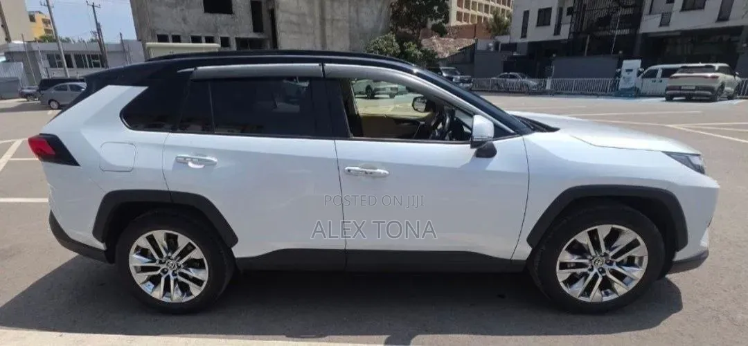 Toyota RAV4 2023 White