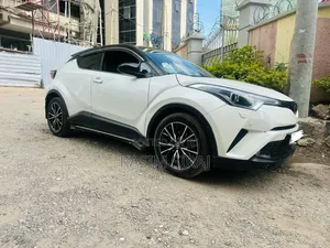 Toyota C-HR XLE FWD Sport Utility (2.0L 4cyl 2AM) 2018 White