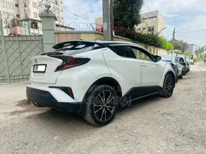Toyota C-HR XLE FWD Sport Utility (2.0L 4cyl 2AM) 2018 White