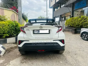 Toyota C-HR XLE FWD Sport Utility (2.0L 4cyl 2AM) 2018 White