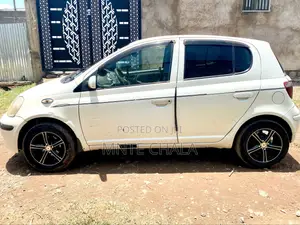 Toyota Vitz 2002 White