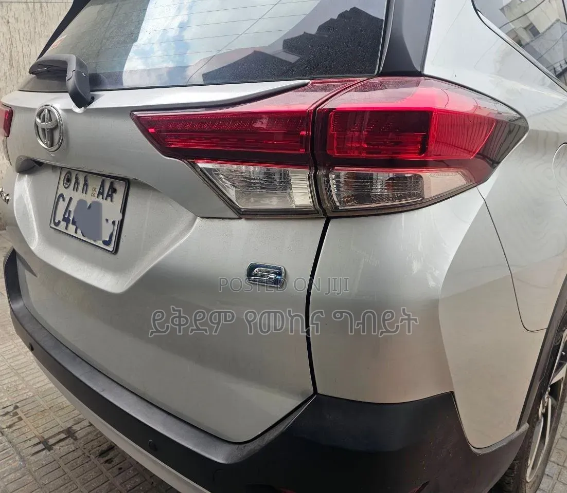 Toyota Rush 2023 Silver