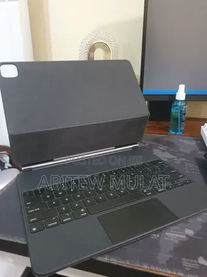 Apple 
iPad Keyboard