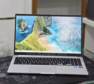 New Laptop Samsung Galaxy Book4 16GB Intel Core 7 SSD 16 GB